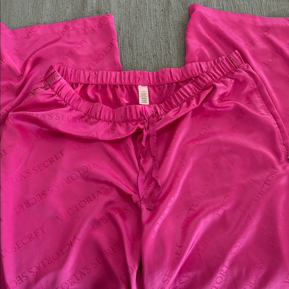 Victoria’s Secret pajama set with leopard detail, size extra large. - Picture 9 of 9